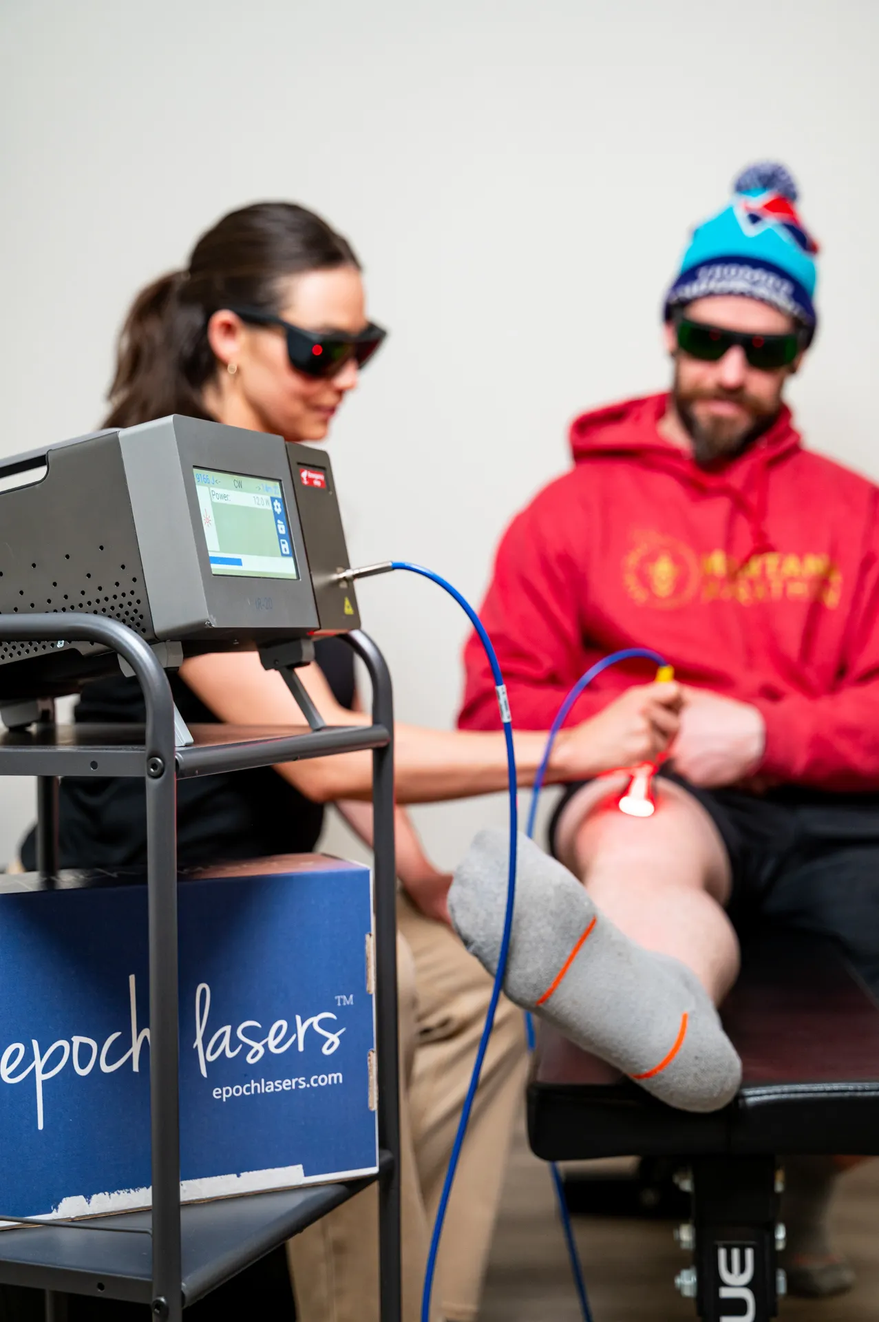 Class 4 laser therapy treatment for sports injuries in the knee