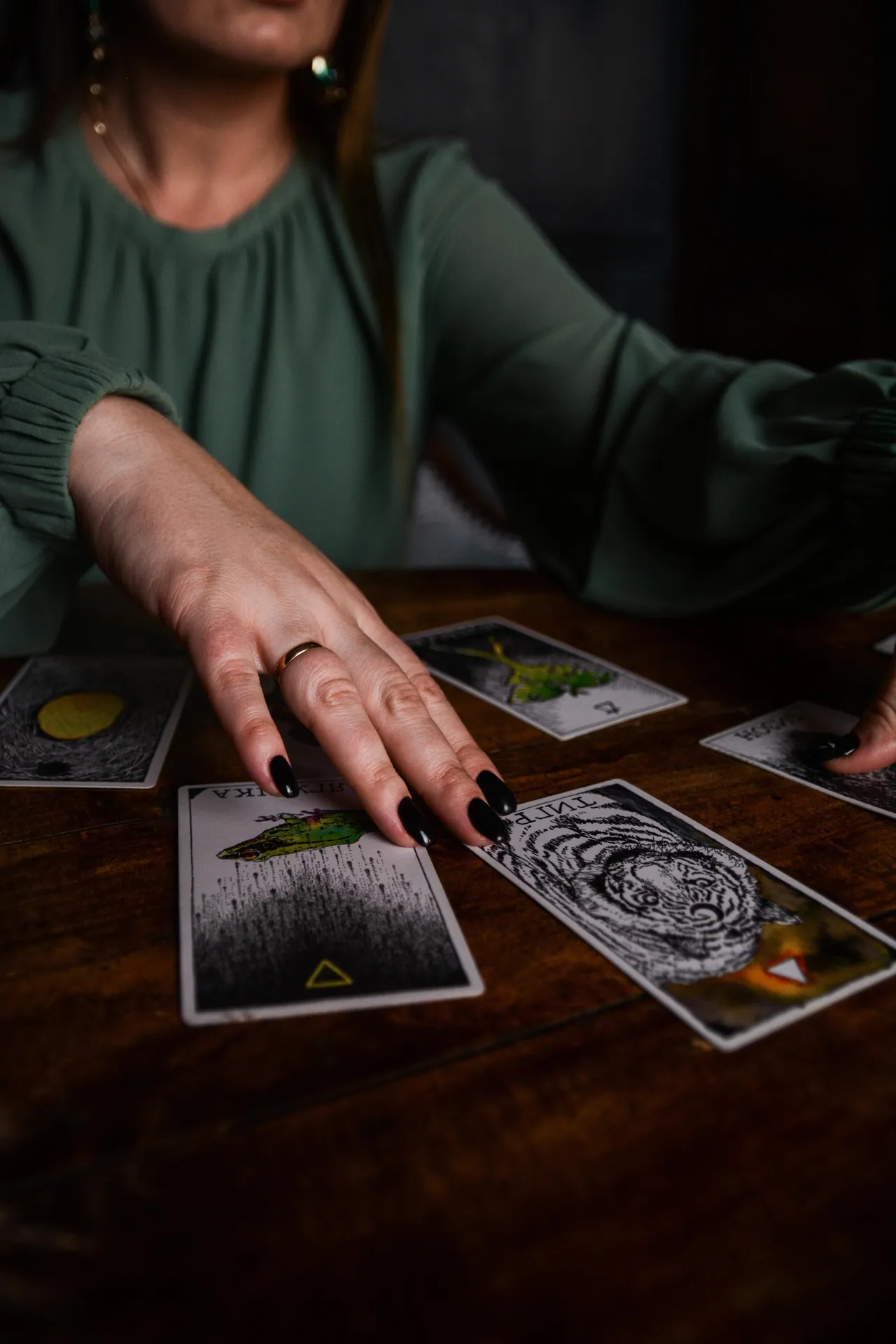 Woman performing an intuitive tarot reading